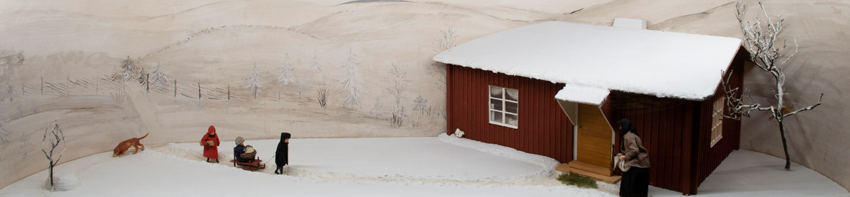 Tittskåp med utomhus- och inomhusscener med skalenliga detaljer och dockor som återberättar Berith Bergströms och henns syskons jultraditioner och-firande vid Bosjöhyttans herrgård i början av 1900-talet.