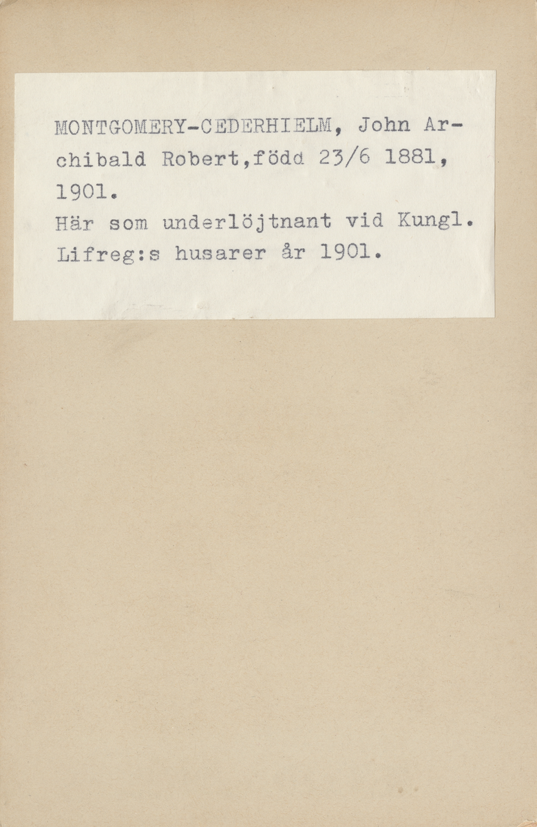 Porträtt av John Montgomery-Cederhielm, underlöjtnant vid livregementets husarer.