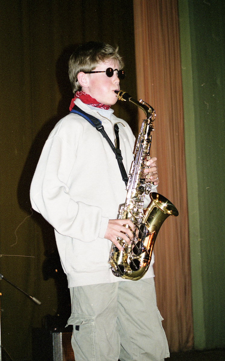 Bilder fra kulturutveksling i Barentsburg. Variert program med band, musikk, og sirkus Svalnardo. Artikkelen var på trykk 11. mai 2001 i Svalbardposten nr.18.