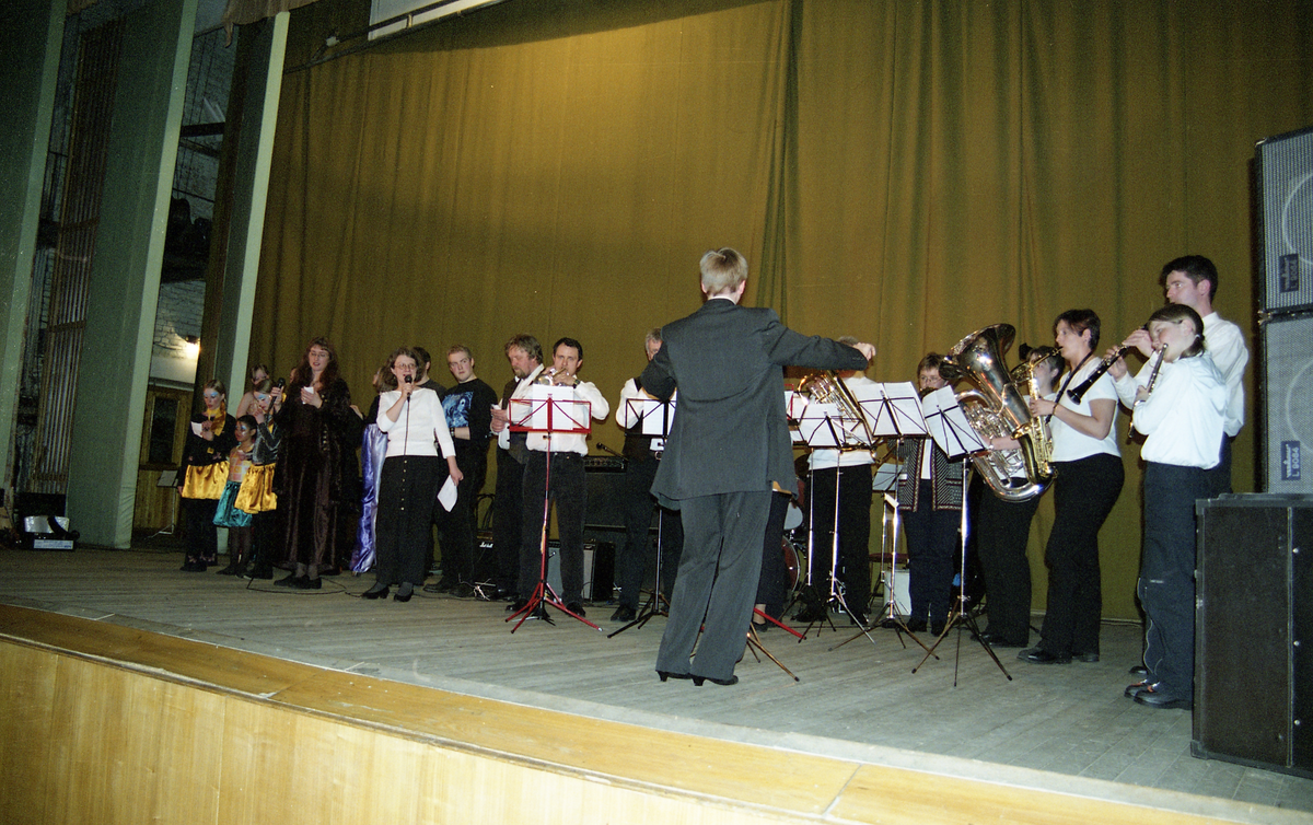 Bilder fra kulturutveksling i Barentsburg. Variert program med band, musikk, og sirkus Svalnardo. Svalbardur fremførte flere russiske sanger, Griegs norsk dans nr. 3 og Svalbardtema, fulgt av King of the road som ekstranummer. Artikkelen var på trykk 11. mai 2001 i Svalbardposten nr.18.