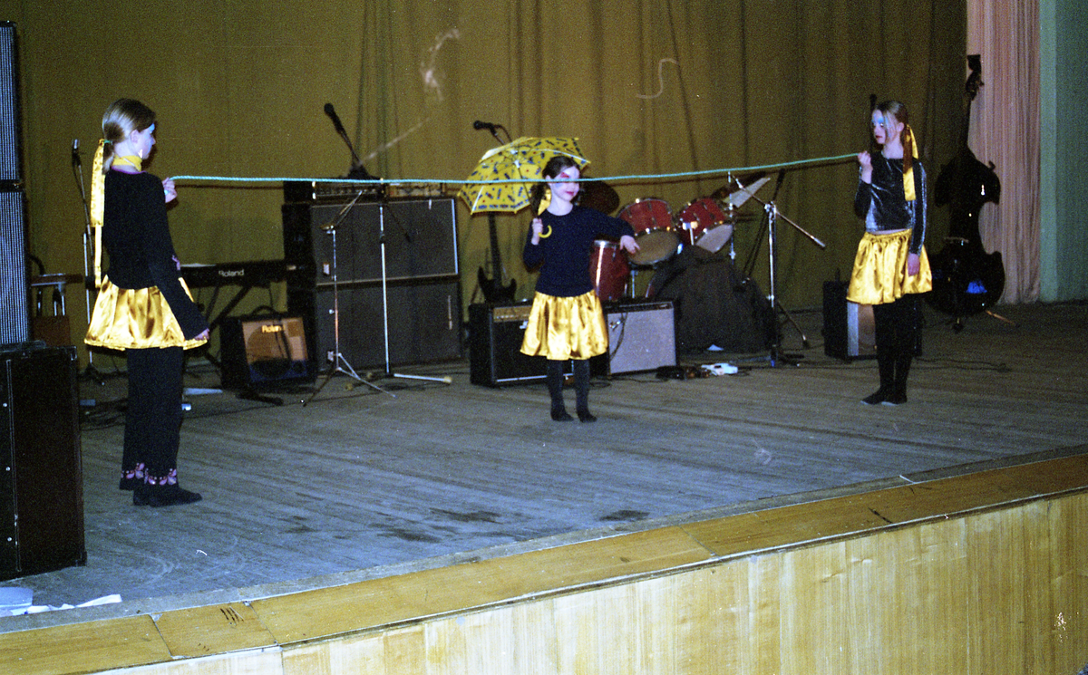 Bilder fra kulturutveksling i Barentsburg. Variert program med band, musikk, og sirkus Svalnardo. Srikusartistene sjonglerte på stylter, lå på knust glass og syklet op enhjulssykkel. Artikkelen var på trykk 11. mai 2001 i Svalbardposten nr.18.