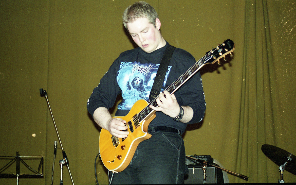 Bilder fra kulturutveksling i Barentsburg. Variert program med band, musikk, og sirkus Svalnardo. "The Band" fremførte flere sanger, blant annet "I will survive". Artikkelen var på trykk 11. mai 2001 i Svalbardposten nr.18.