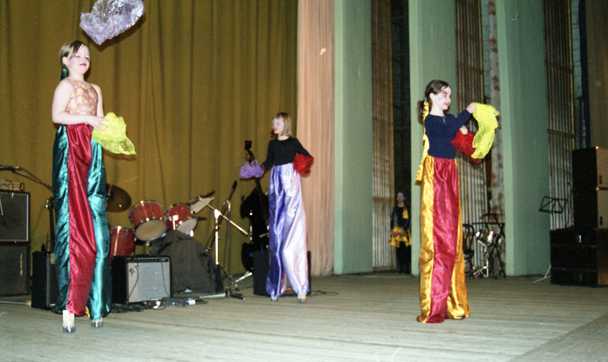 Bilder fra kulturutveksling i Barentsburg. Variert program med band, musikk, og sirkus Svalnardo. Srikusartistene sjonglerte på stylter, lå på knust glass og syklet op enhjulssykkel. Artikkelen var på trykk 11. mai 2001 i Svalbardposten nr.18.