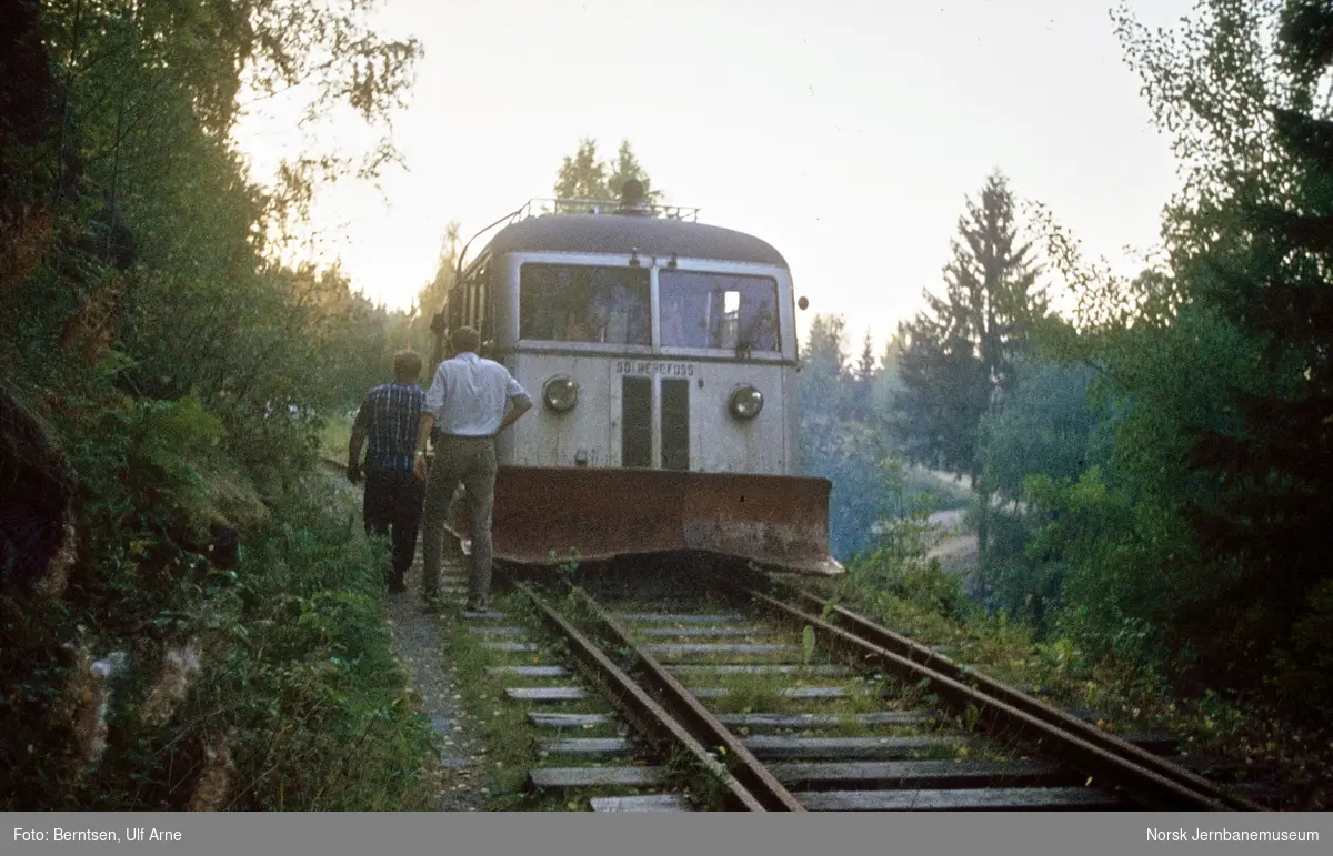 Askim-Solbergfossbanens motorvogn "Padda" klar for fremføring fra Solbergfoss til Askim