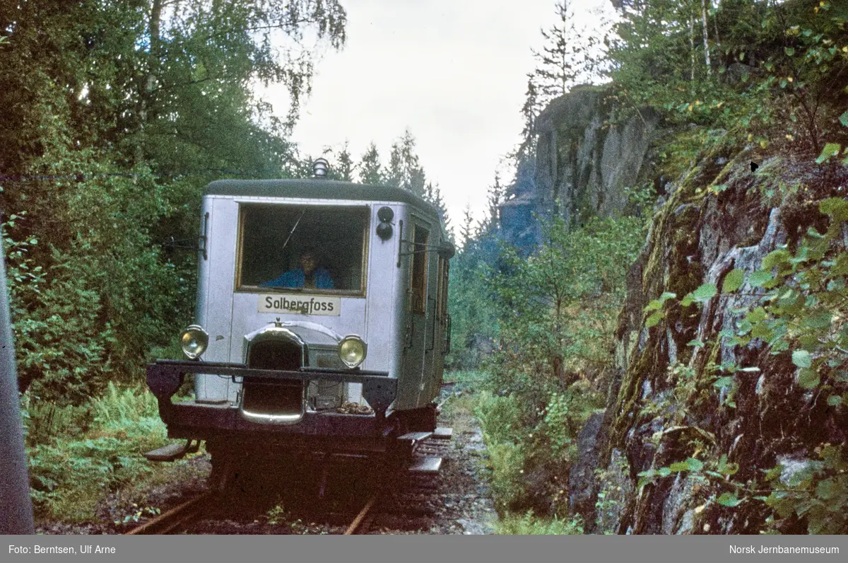 Askim-Solbergfossbanens motorvogn "Gamla" under fremføring fra Solbergfoss til Askim, her mellom Skårud og Onstad