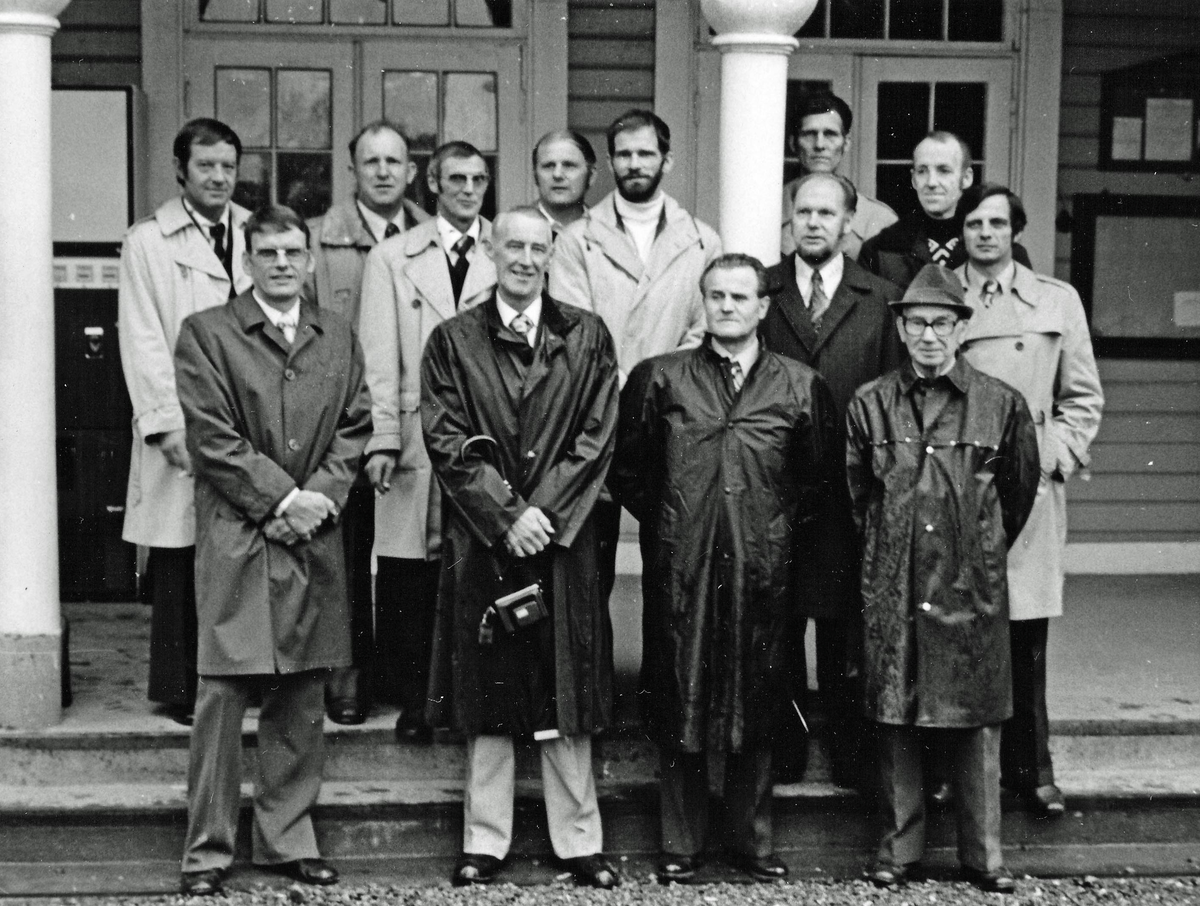 1950 års volontärer vid P 4 har 25-årsjubileum 1975-10-04. Gruppfoto framför handelsboden på kaserngården. Längst fram till vänster Lennart Larsson.