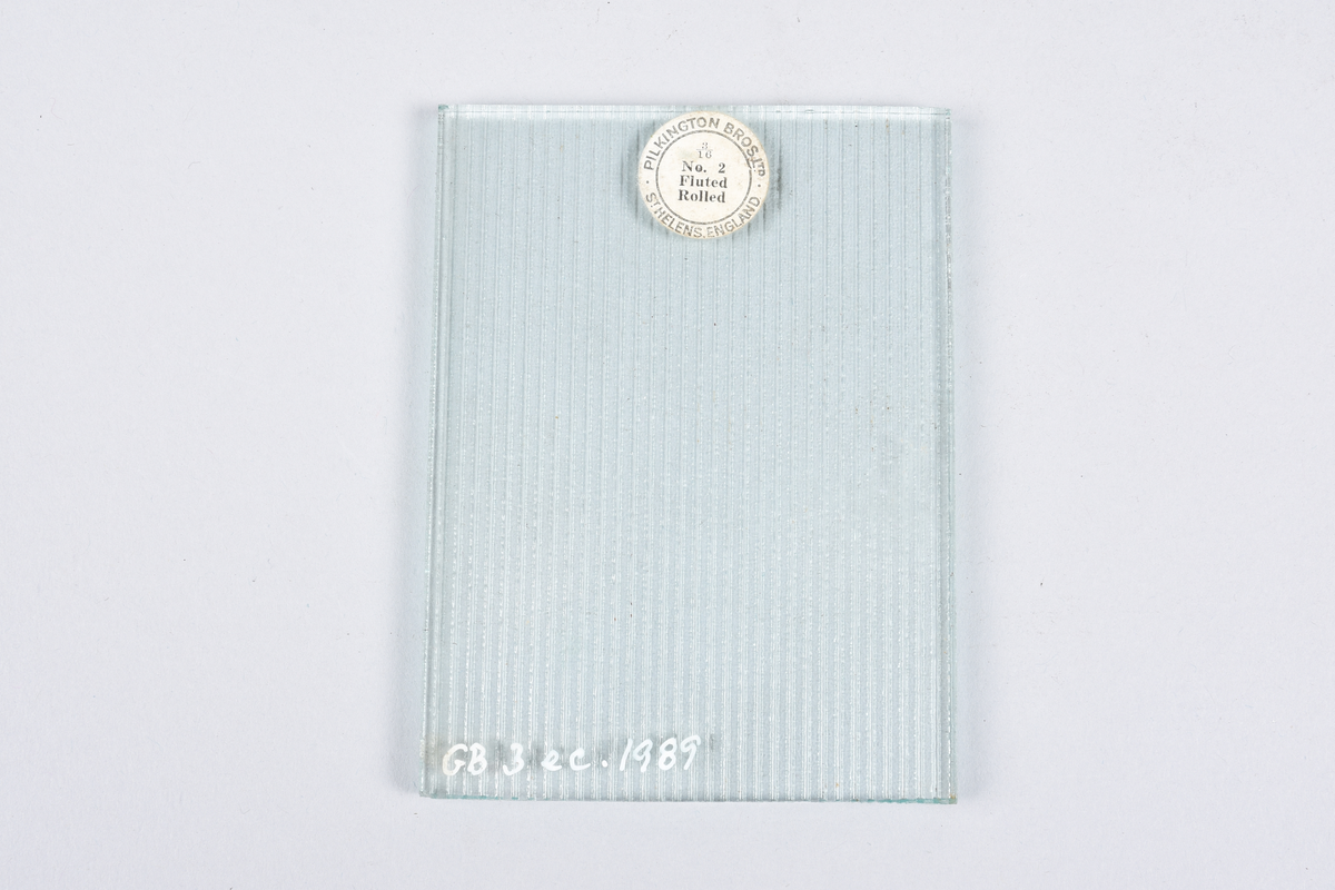 Glass-skive, rektangulær form. Riflet glass. Type glass: 3/16 No. 2 Fluted Rolled.