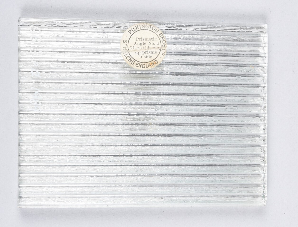 Glass-skive, rektangulær form. Riflet glass. Type glass: Prismatic Angle No. 1. Glaze this way up prisms inside.