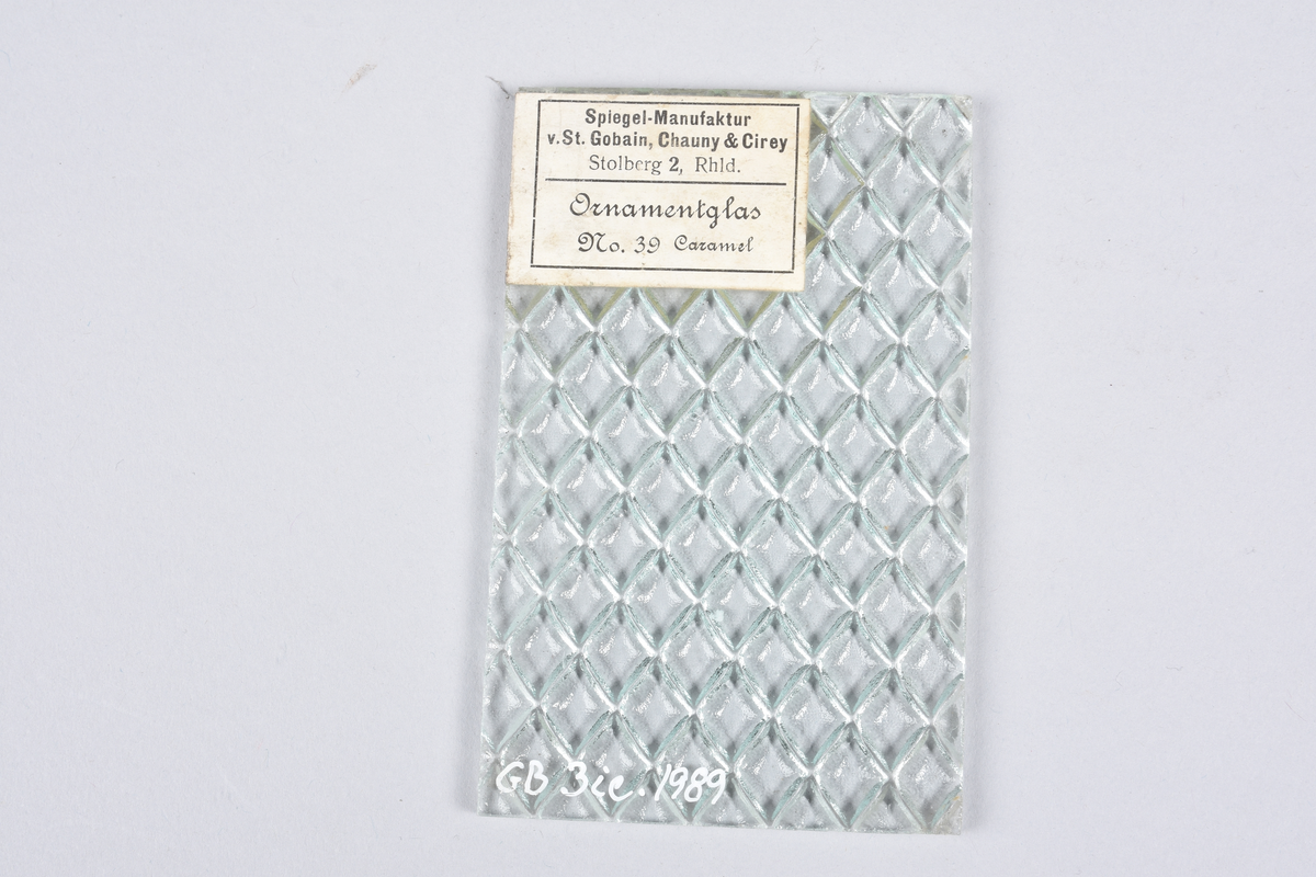 Glass-skive, rektangulær form. Ornamentglass. Rutermønster. Type glass: Ornamentglas No. 39 Caramel.