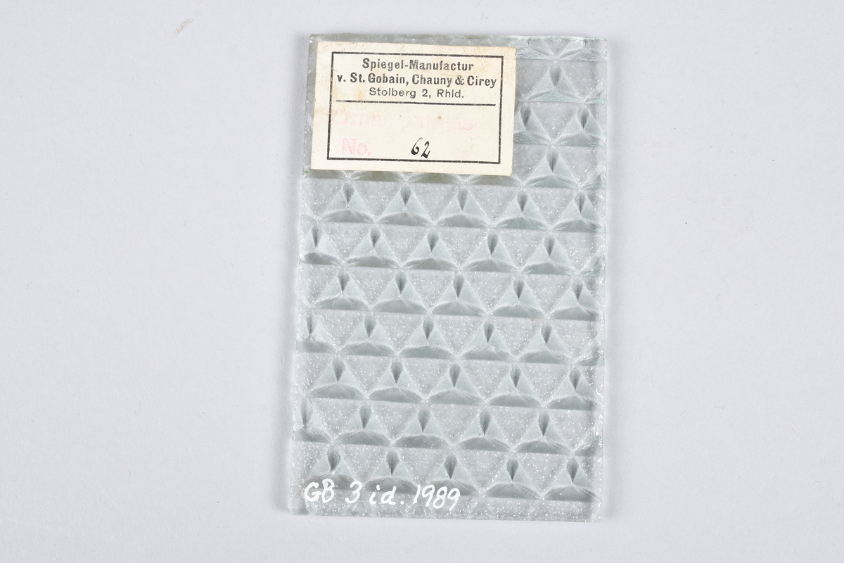 Glass-skive, rektangulær form. Ornamentglass. Trekantprismer. Type glass: Ornamentglas No. 62