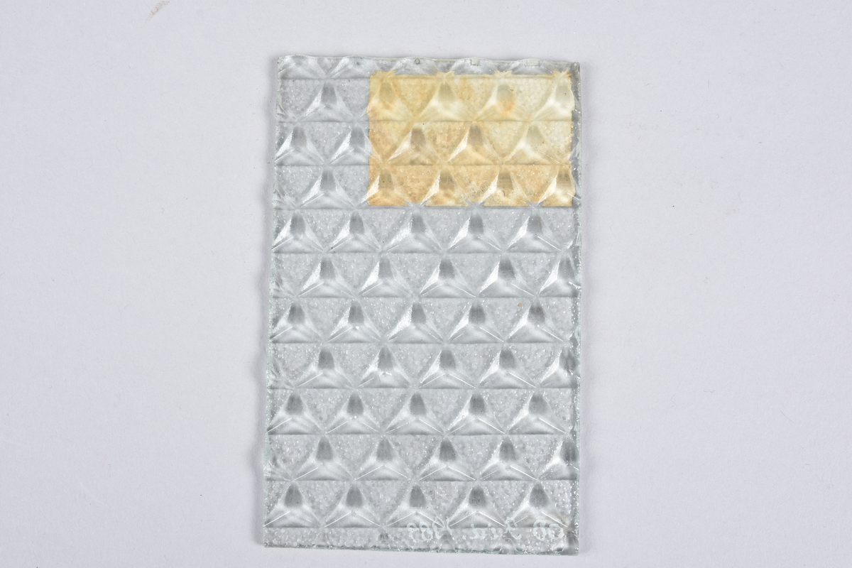 Glass-skive, rektangulær form. Ornamentglass. Trekantprismer. Type glass: Ornamentglas No. 62