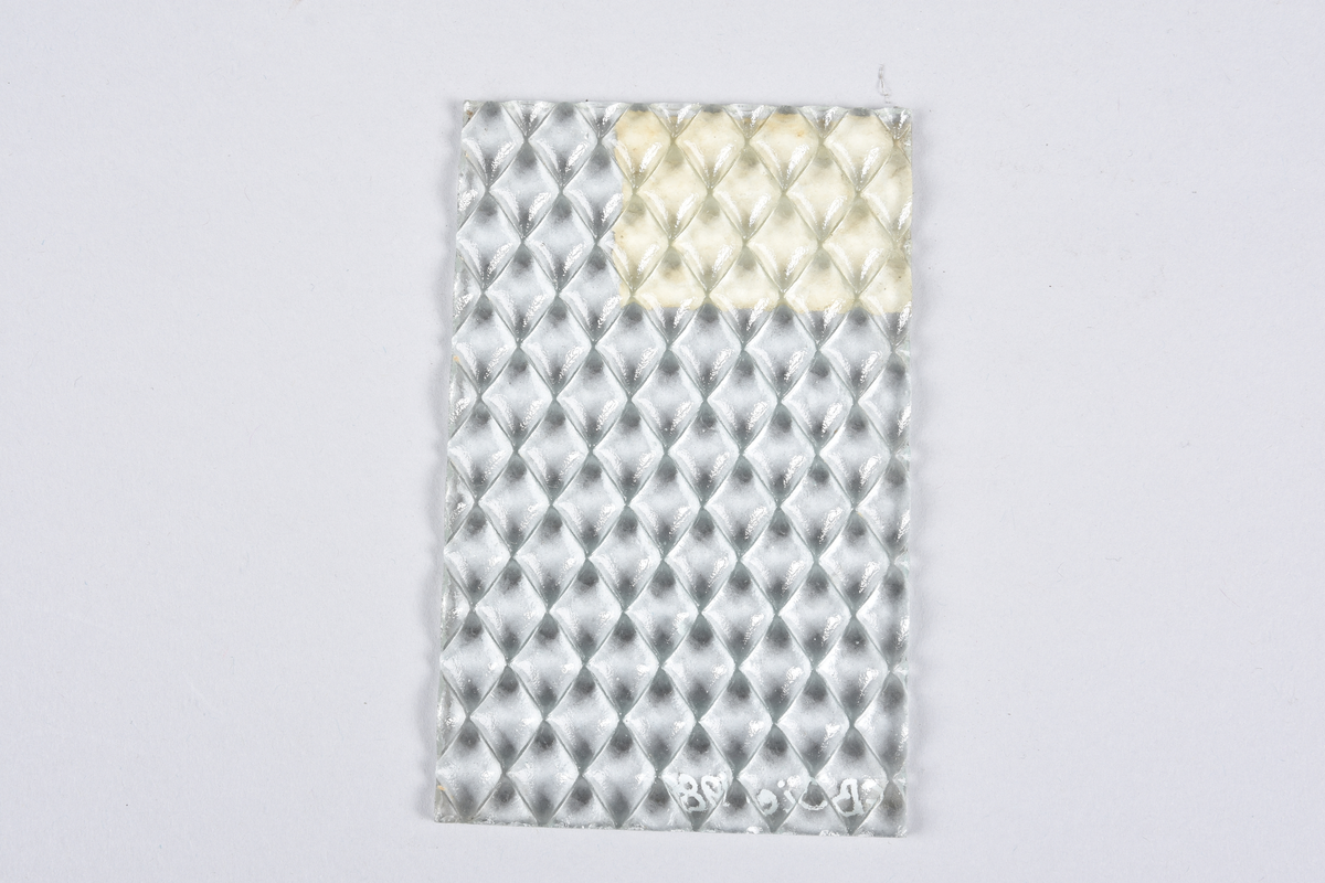 Glass-skive, rektangulær form. Ornamentglass. Rutermønster. Type glass: Ornamentglas No. 39 Caramel.