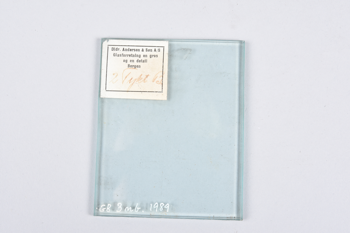 Glass-skive, rektangulær form. Glatt glass med fasslipt kant. Type: 2 Tykt B.