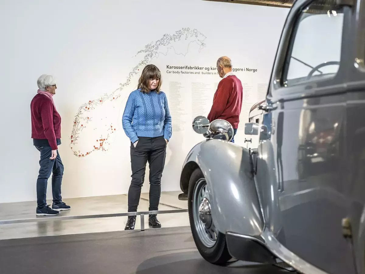 Bildet viser besøkende på Norsk kjøretøyhistorisk museum.