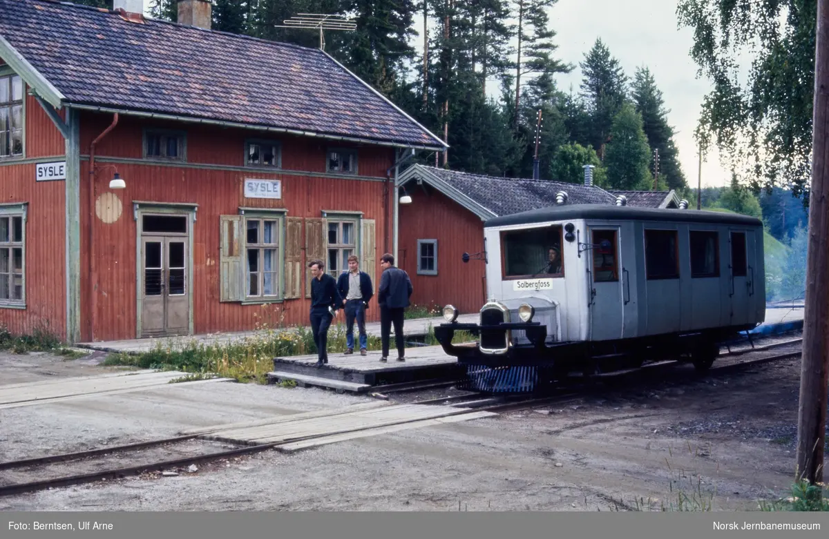 Askim-Solbergfossbanens motorvogn "Gamla" på Sysle stasjon