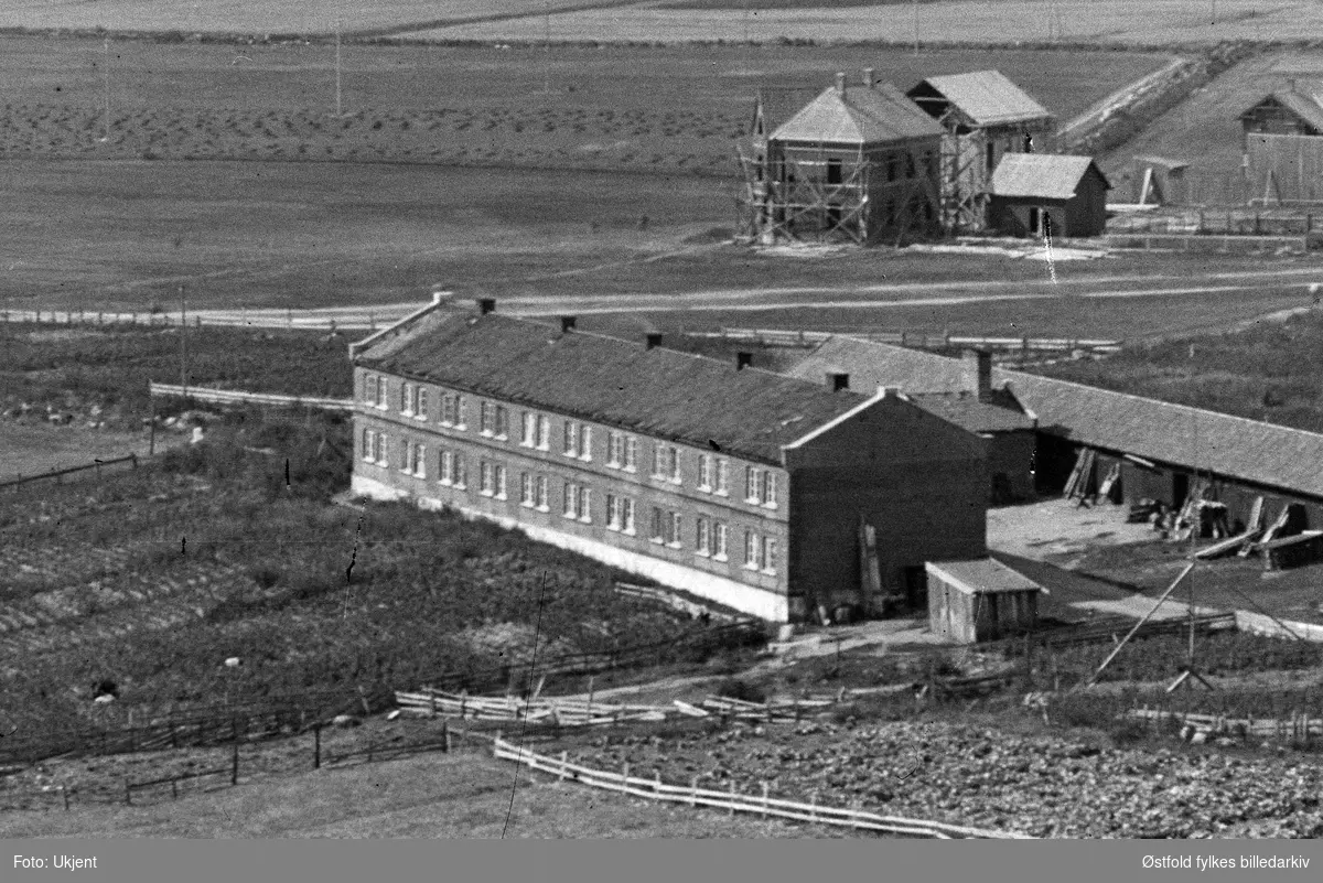 Bebyggelse og løkker rundt St. Olavs Vold (arbeiderbolig), Sarpsborg 1890. Borregaard hovedgård i bakgrunnen til venstre.
Se bilde 2 med utsnitt av St. Olafs Vold.
