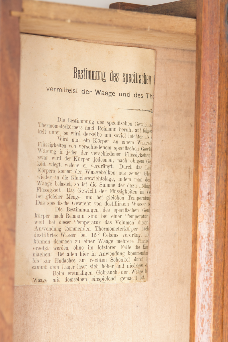 Spesialvekt, balansevekt a) og skap b). Vekten er av messing, og er gradert fra 0-100 gr. Skapet er av tre og glass med skuff for tilbehør. Antatt datering ca 1910, brukt ved Kapp Melkefabrikker og merket; Nestle No 168. Vekta er produsert av J. Richards Phil A/S.
