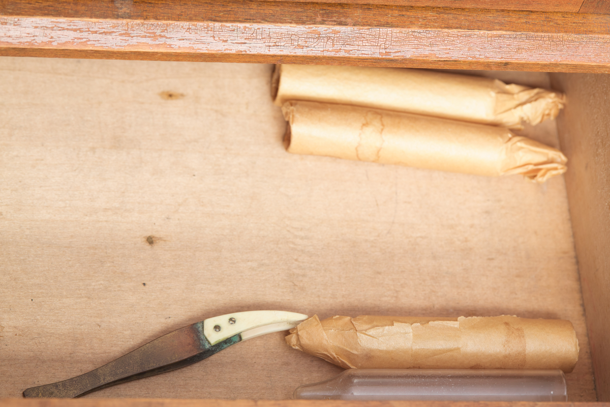 Spesialvekt, balansevekt a) og skap b). Vekten er av messing, og er gradert fra 0-100 gr. Skapet er av tre og glass med skuff for tilbehør. Antatt datering ca 1910, brukt ved Kapp Melkefabrikker og merket; Nestle No 168. Vekta er produsert av J. Richards Phil A/S.