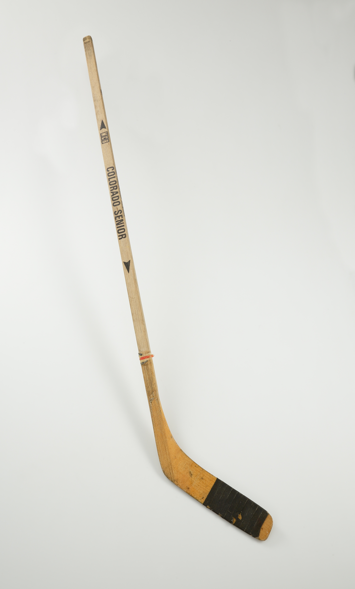 Ishockeyklubba av märket MCB Colorade Senior (tillverkaren stod vid registreringstillfället inte att finna i den tillgängliga litteraturen, eller på internet). Klubban är i storlek 6 för vänsterfattning. På skaftets båda lågsidor, samt på övre kortsidan, märkt: "MCB COLORADE SENIOR". PÅ övre kortsidan även märkt "6 // LEFT". Bladet är rakt, med en svag högerlutning, d.v.s. avsedd för vänsterfattning, och tejpat med "hockeytejp".