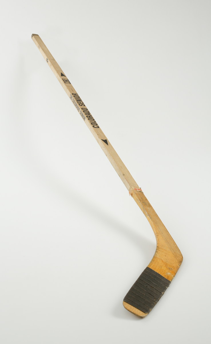 Ishockeyklubba av märket MCB Colorade Senior (tillverkaren stod vid registreringstillfället inte att finna i den tillgängliga litteraturen, eller på internet). Klubban är i storlek 6 för vänsterfattning. På skaftets båda lågsidor, samt på övre kortsidan, märkt: "MCB COLORADE SENIOR". PÅ övre kortsidan även märkt "6 // LEFT". Bladet är rakt, med en svag högerlutning, d.v.s. avsedd för vänsterfattning, och tejpat med "hockeytejp".