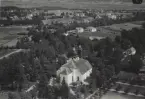 Flygfoto över Leksands kyrka 1933. Läs mer om Leksands kyrka i boken: Dalarnas kyrkor i ord och bild.