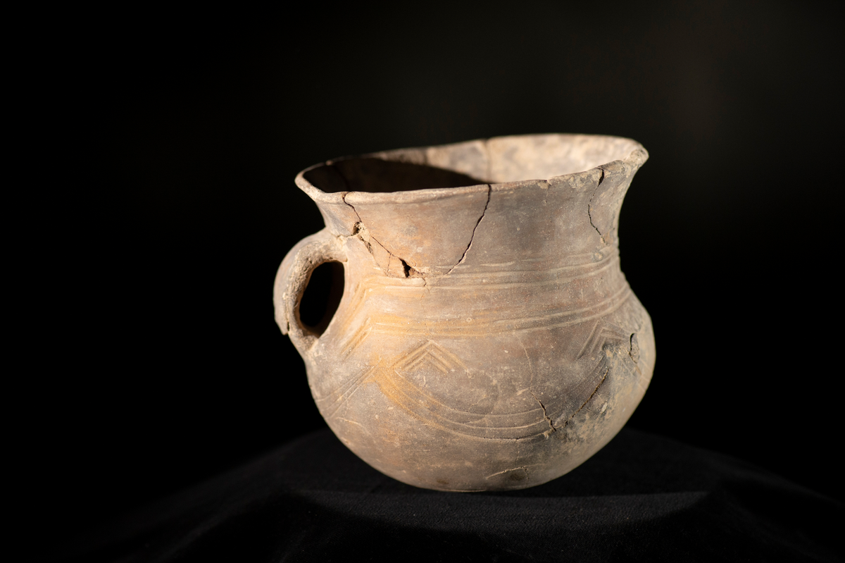 Gravurna med hank och ornamentik.