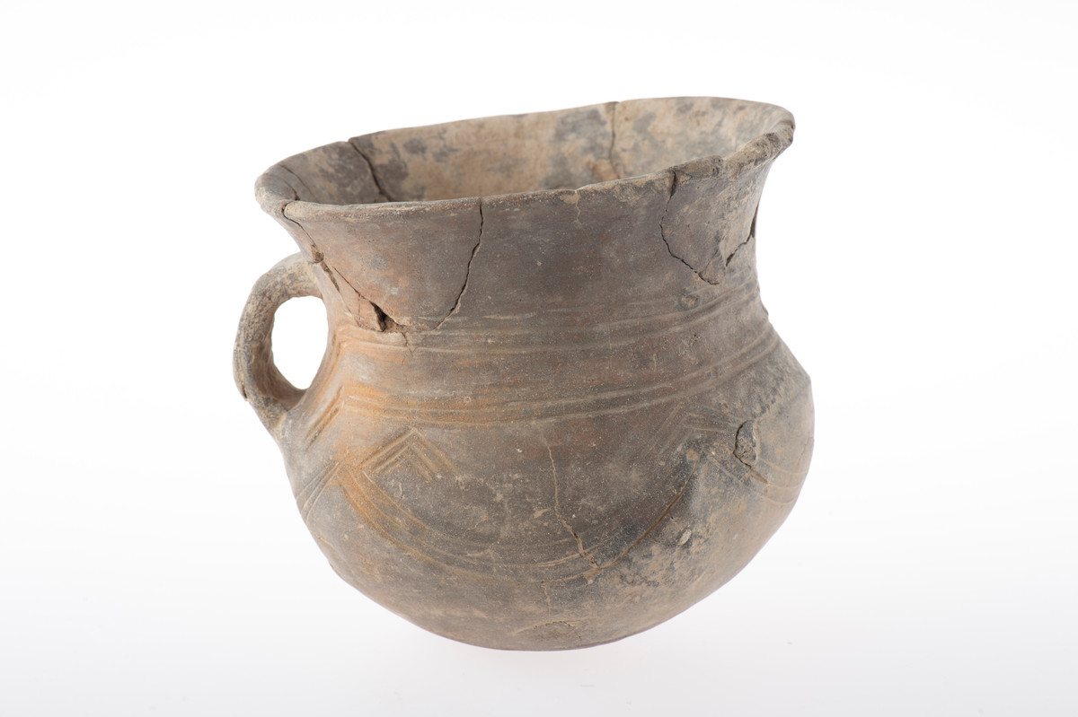 Gravurna med hank och ornamentik.