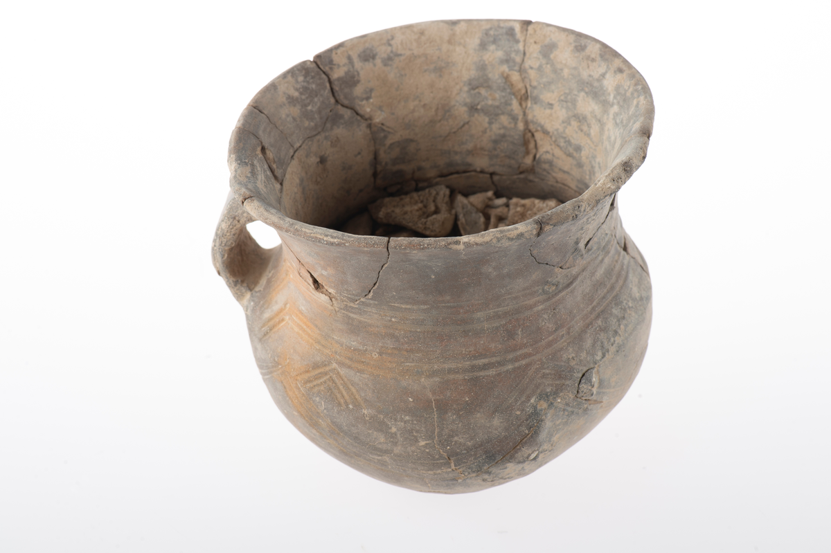 Gravurna med hank och ornamentik.