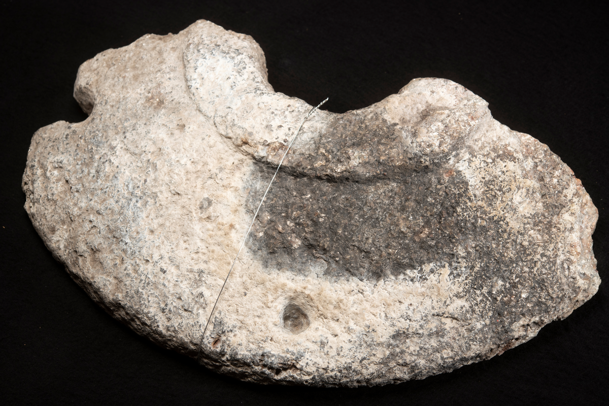 Fragment av handkvarnsten. Beräknas haft en diameter av 46 cm.