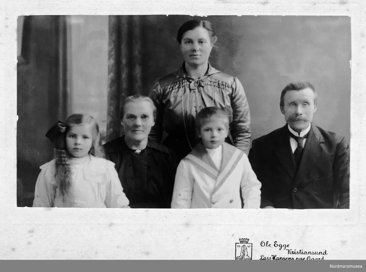 Familiefoto. Ukjent hvem vi ser på bildet. Familiealbum trolig etter familien Vahlen, bosatt på Dahle, nå under Kristiansund kommune. Hovedsaklig type Carte de visite. Funnet ved rydding av dødsbo. Donert til museet 17.09.2021.