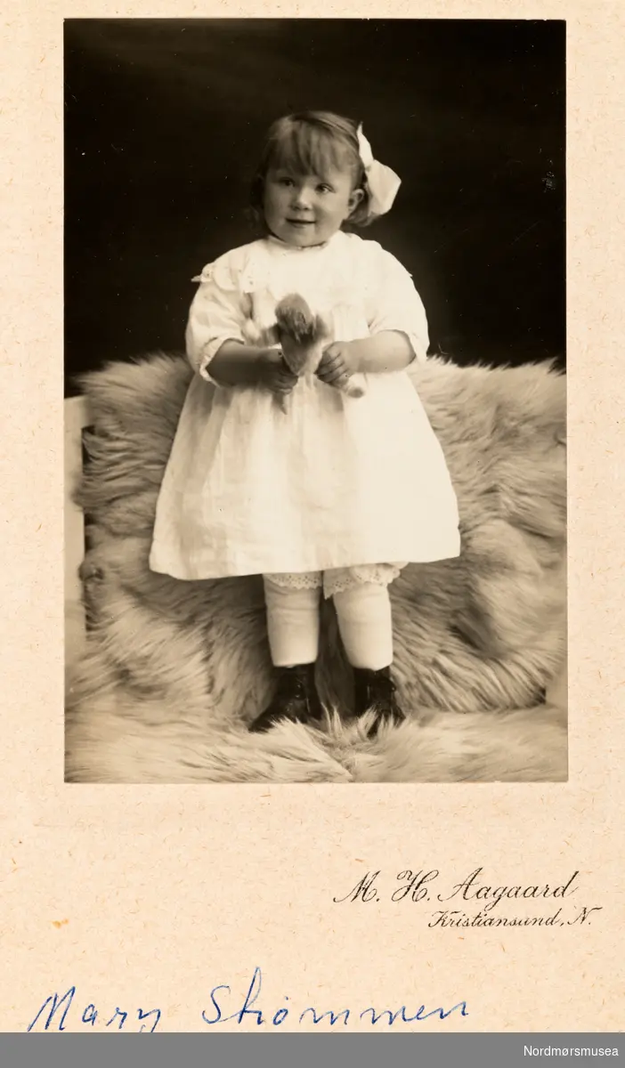 Mary Strømmen. Født 30. mai 1917. Familiealbum trolig etter familien Vahlen, bosatt på Dahle, nå under Kristiansund kommune. Hovedsaklig type Carte de visite. Funnet ved rydding av dødsbo. Donert til museet 17.09.2021.