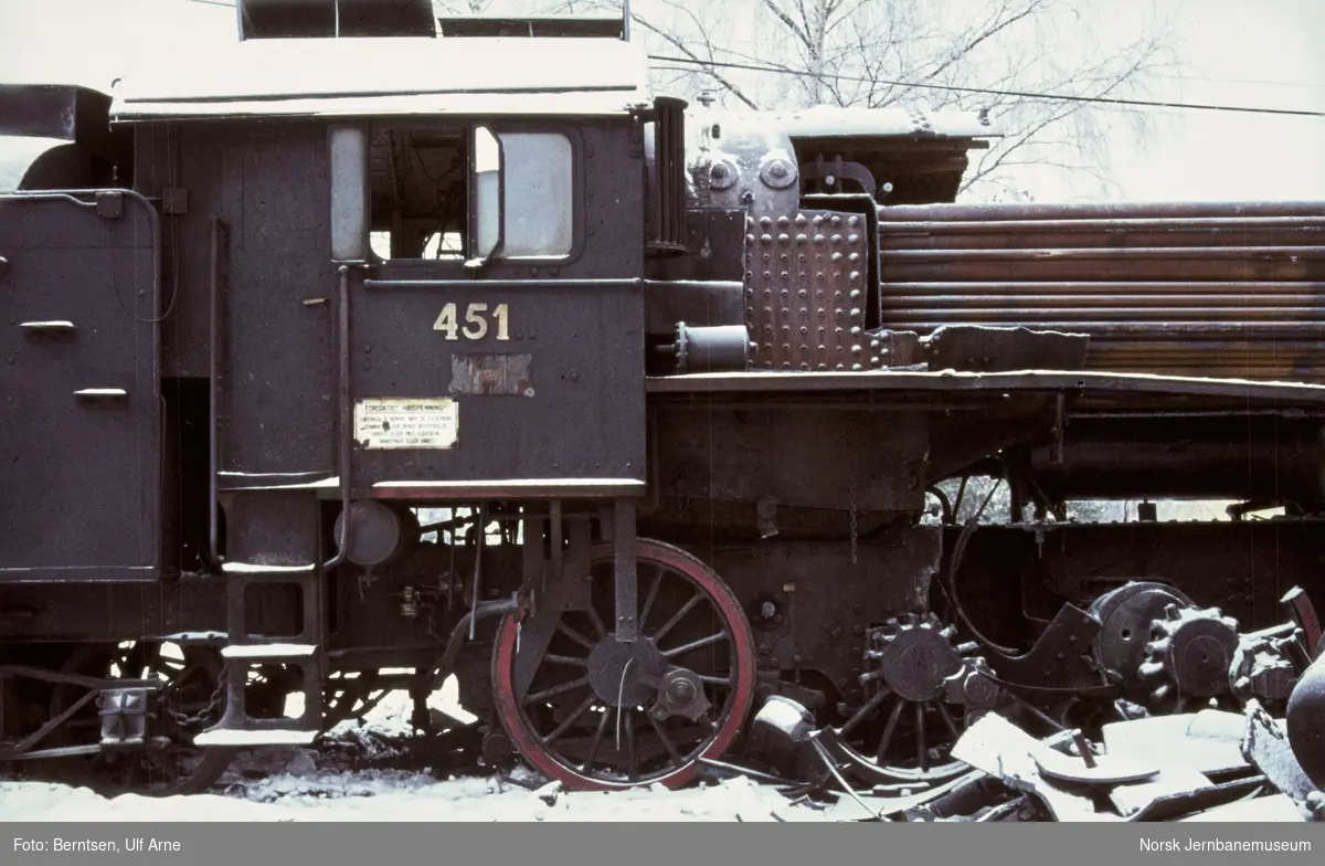 Damplokomotiv type 31b nr. 451 under opphugging på Lillestrøm stasjon