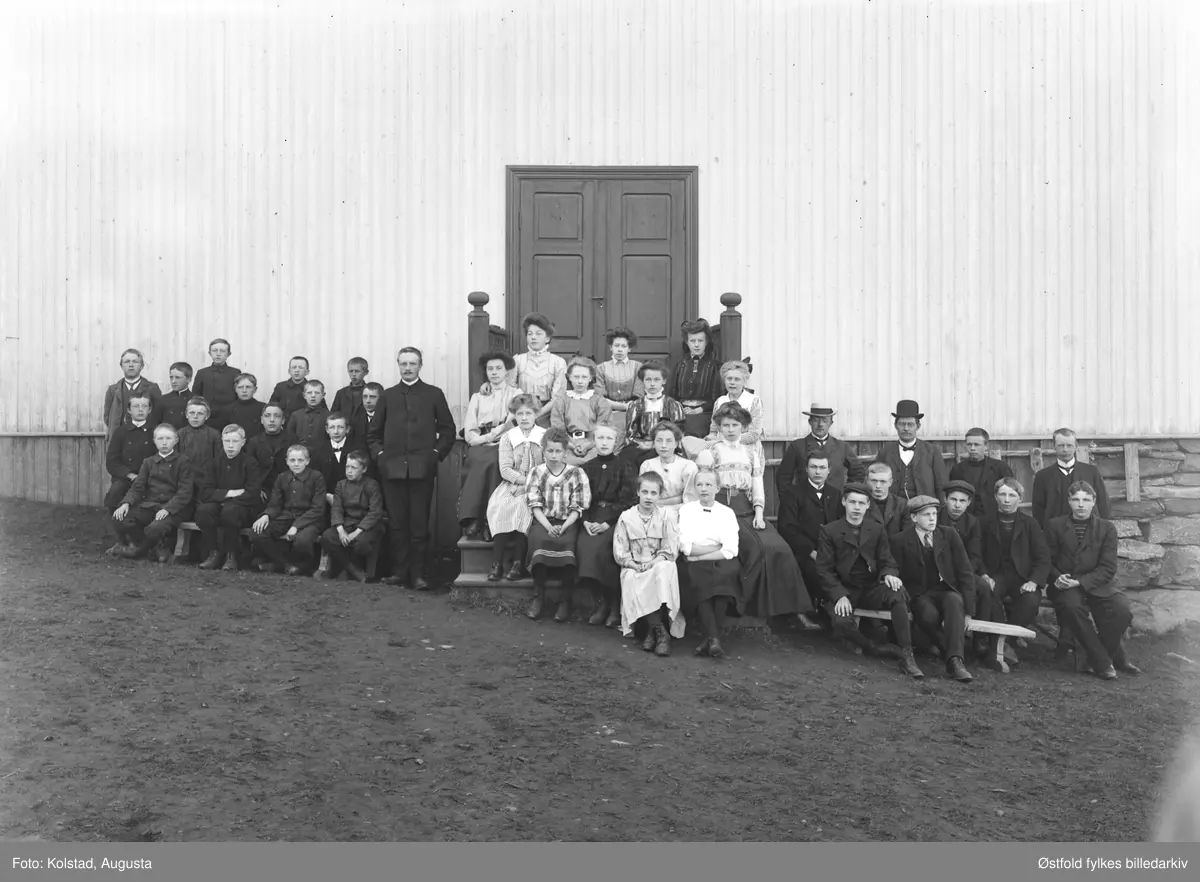 Storengen skole i Aurdal, i Nord-Aurdal kommune. 
I tillegg til barneskolen, lå Valdres kommunale høiere almenskole på dette området, og denne hvite bygningen, gymsalen, ble bygd i 1887 for å kunne starte den høiere almenskolen. 
Bygningen brant i 1943. 
Flott innrammet, fant vi det samme bildet under loftsrydding ved Aurdal skole i 2003.
Vi har ingen sikre navn, men kvinnen i trappa (3. trappetrinn) i svart kjole kan være Gjertrud Haganæs (uteksaminert 1912).
Dette bildet er tatt ved Storengen skole i Aurdal, i Nord-Aurdal kommune. 
I tillegg til barneskolen, lå Valdres kommunale høiere almenskole på dette området, og denne hvite bygningen, gymsalen, ble bygd i 1887 for å kunne starte den høiere almenskolen. 
Bygningen brant i 1943. 
Vi har ingen sikre navn, men kvinnen i trappa (3. trappetrinn) i svart kjole kan være Gjertrud Haganæs (uteksaminert 1912).
