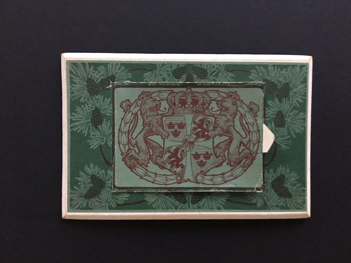 Ett något tjockare vykort med en liten lucka på framsidan där man viker ut en remsa med tolv små fotografier; motiv från Gränna och Visingsö kring sekelskiftet 1900 - sannolikt Callas Sundbecks fotografier.
