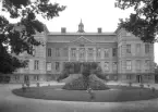 Finspångs slott omkring 1895. Slottet började uppföras 1668 på beställning av Louis De Geer (1622-1695). För ritningarna stod den holländske arkitekten Adriaan Dortsman (16351682).