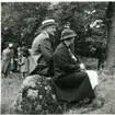 Fläckebo sn.
Ernst Blom och Gerda Nygren sittande på en sten, 1937.