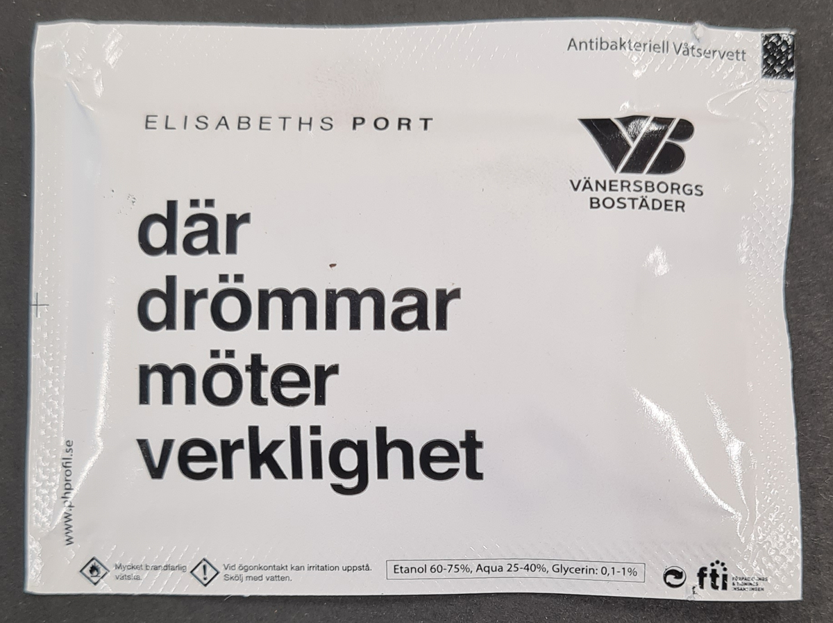 Våtservett i förpackning. På förpackningen finns en bild på Elisabeth Anrep Nordin. Över henne står Elisabeths port, under porträttet, 100 nya lägenheter. På andra sidan av förpackningen står:
Elisabeths port
där drömmar möter verklighet.

Vänersborgsbostäders logga finns med.

Förpackningen är reklam för Vänersborgsbostäder. Ett av deras nyare projekt är huset Elisabeths port, namngivet efter Elisabeth Anrep Nordin.