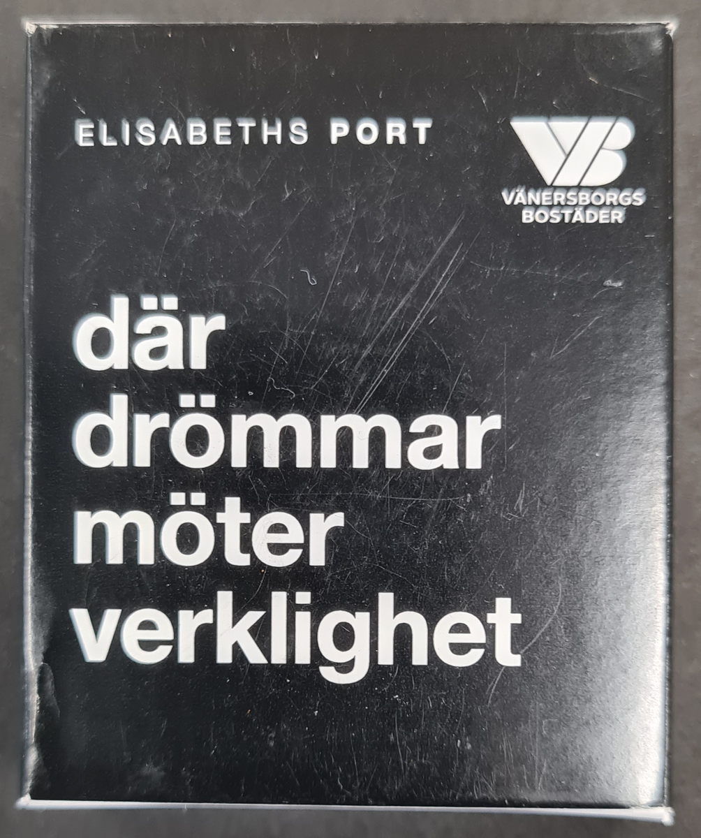 Tablettask med minituggisar. På förpackningen finns en bild på Elisabeth Anrep Nordin. Över henne står Elisabeths port, under porträttet, 100 nya lägenheter. På andra sidan av förpackningen står:
Elisabeths port
där drömmar möter verklighet.

Vänersborgsbostäders logga finns med.

Förpackningen är reklam för Vänersborgsbostäder. Ett av deras nyare projekt är huset Elisabeths port, namngivet efter Elisabeth Anrep Nordin.