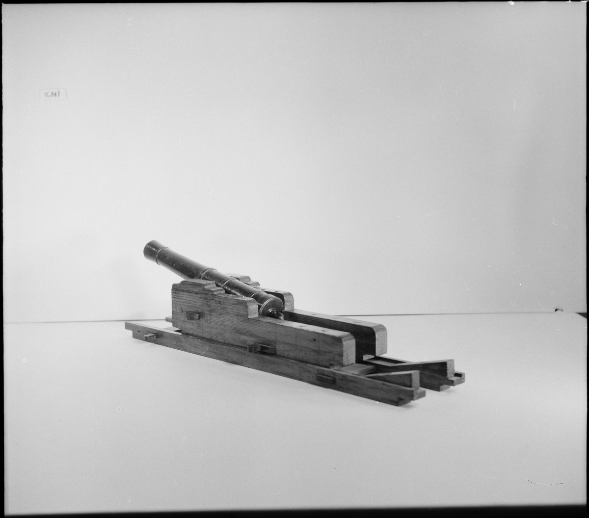 Kanonmodell: 18-pundig blälklavett av Ehrensvärds modell, av trä, med kanon. Lavett L = 560 mm B = 120 mm H = 105 mm.