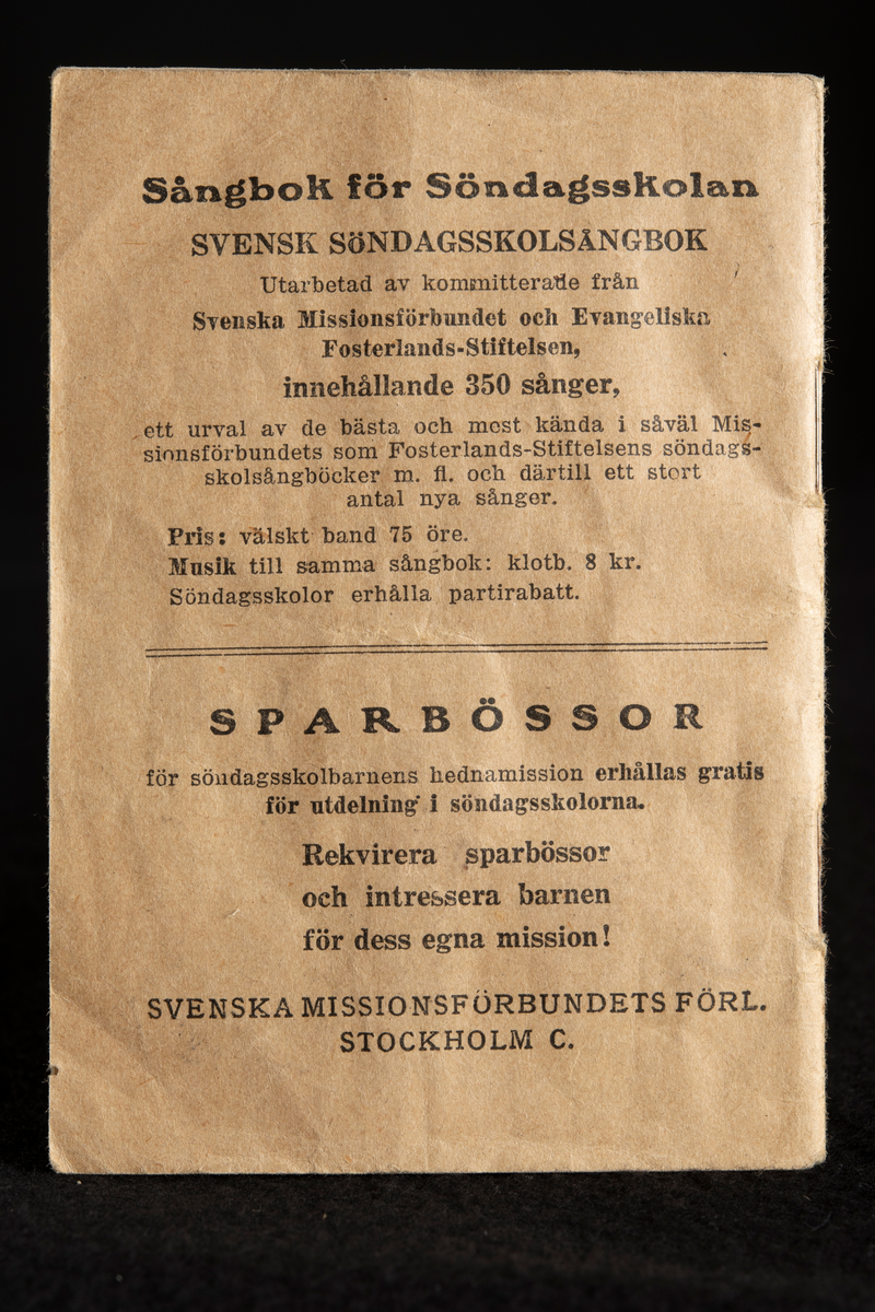 Läsebok med klammerhäftad inbindning, mjukt, oblekt pärmpapper med svart tryck. Boken är något sliten i hörnen och har bland annat ett lodrätt vikmärke på mitten.