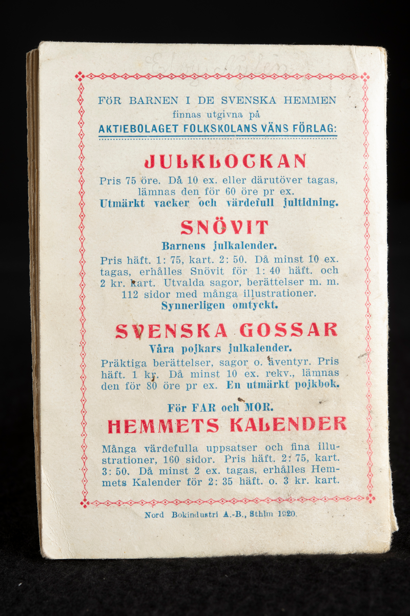 Läsebok med häftad inbindning, mjuk pärm med fyrfärgstryck. Boken är något sliten med blyertskladd över delar av texten (Småttingarnas Julkalender).