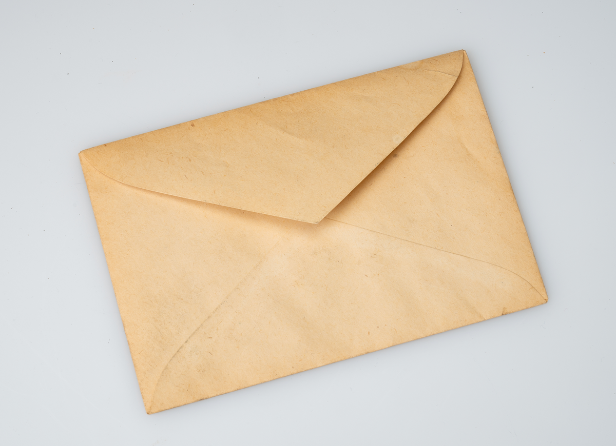 Bygningen "Svaneapoteket". En svane på en sjø med vannliljer e.l., konturer av fjell i bakgrunnen.