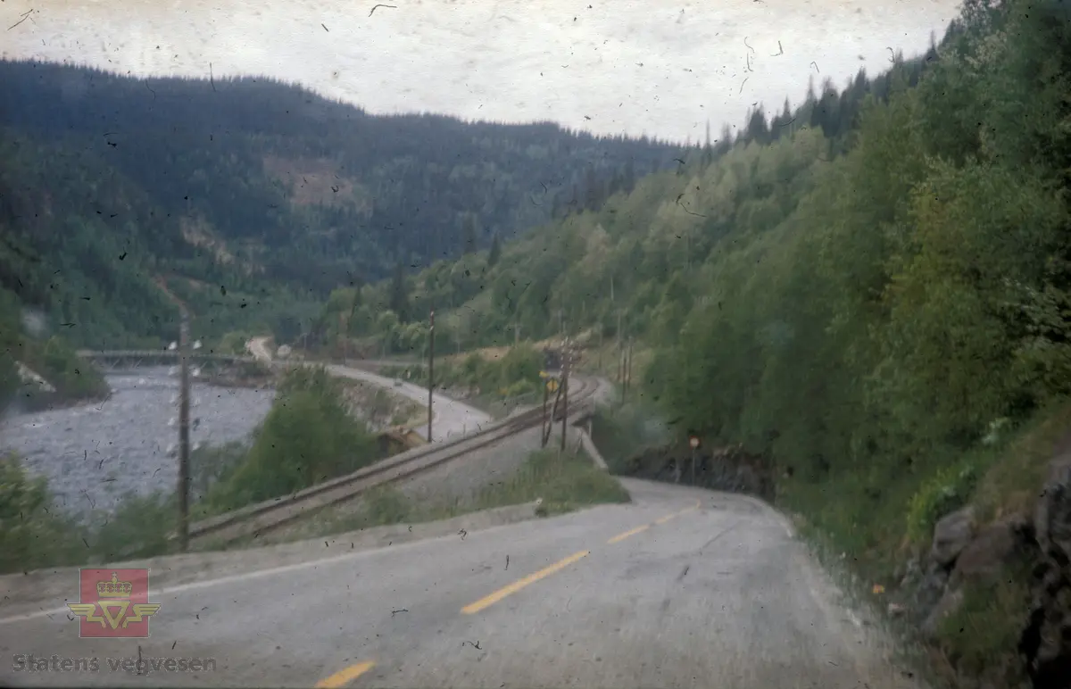 Osøy bru over Gaula ved Singsås sett sørfra med veiundergangen under jernbanen i forgrunnen.