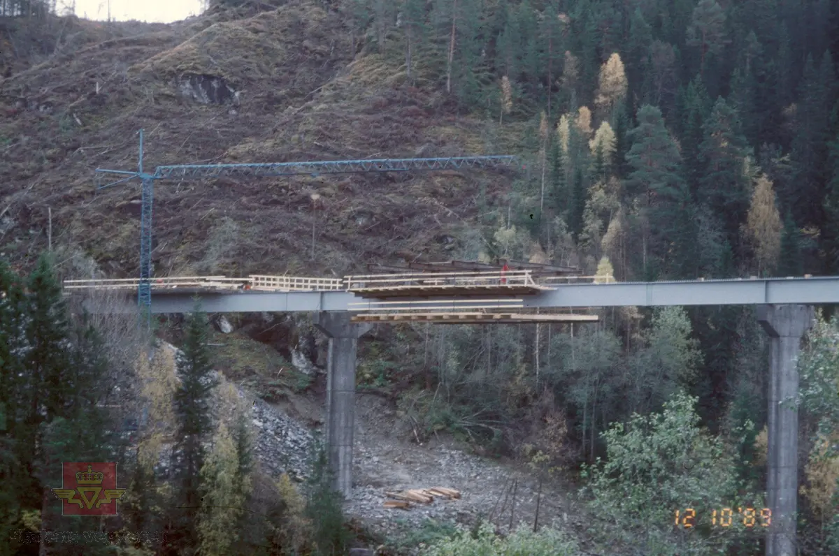 Ny E-6 Øst. Hommelvikbrua (Homla bru) over elva Humla er under bygging. Forskaling av dekke pågår.