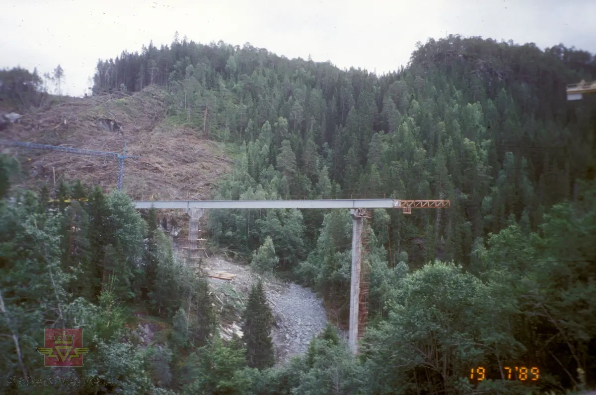 Ny E-6 Øst. Hommelvikbrua (Homla bru) over elva Humla er under bygging. 
Stålbjelkene fremskyves. (Opplysninger fra Jan-Eirik Nilsskog)