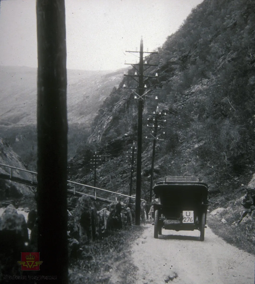 Ved Nystubekken gangbru over Driva i Drivdalen. Bilen tilhørte lensmann Øivind Hoel, Oppdal.