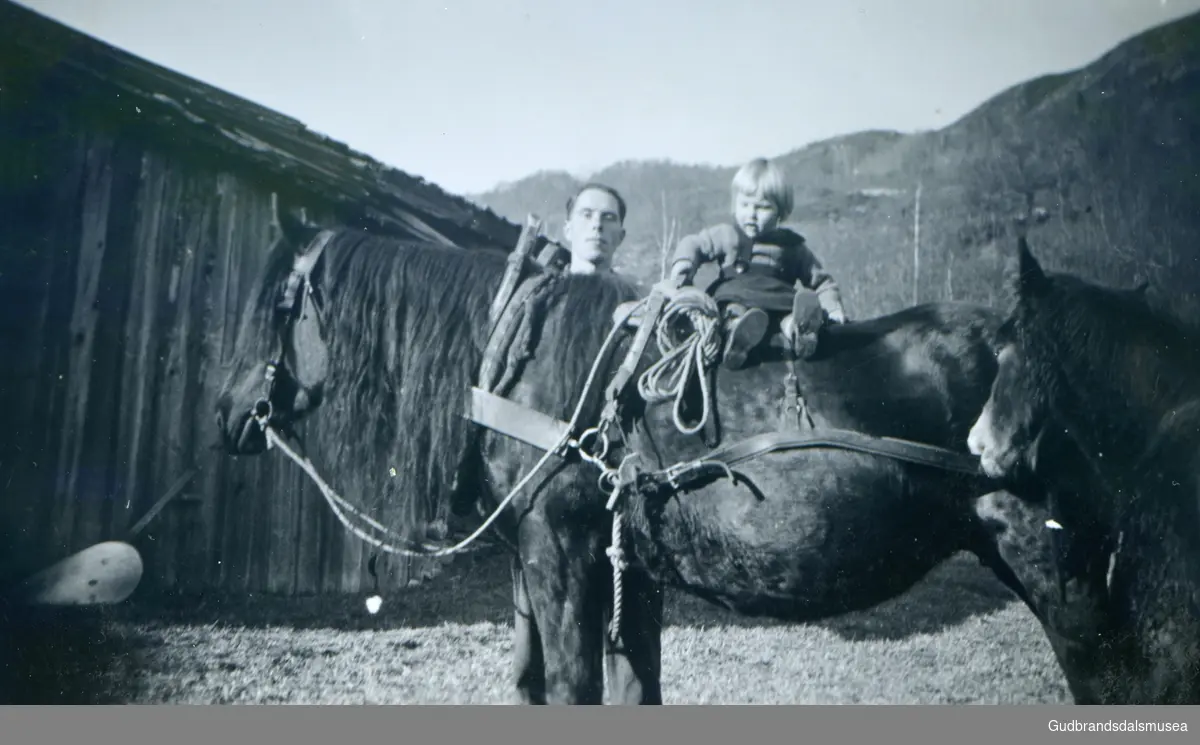 Nordherad, Vågå.
Syver Sveum med hest. Svarta?
Usikker på jenta.

Innlånt album frå Mari Sveum Øyen 2023