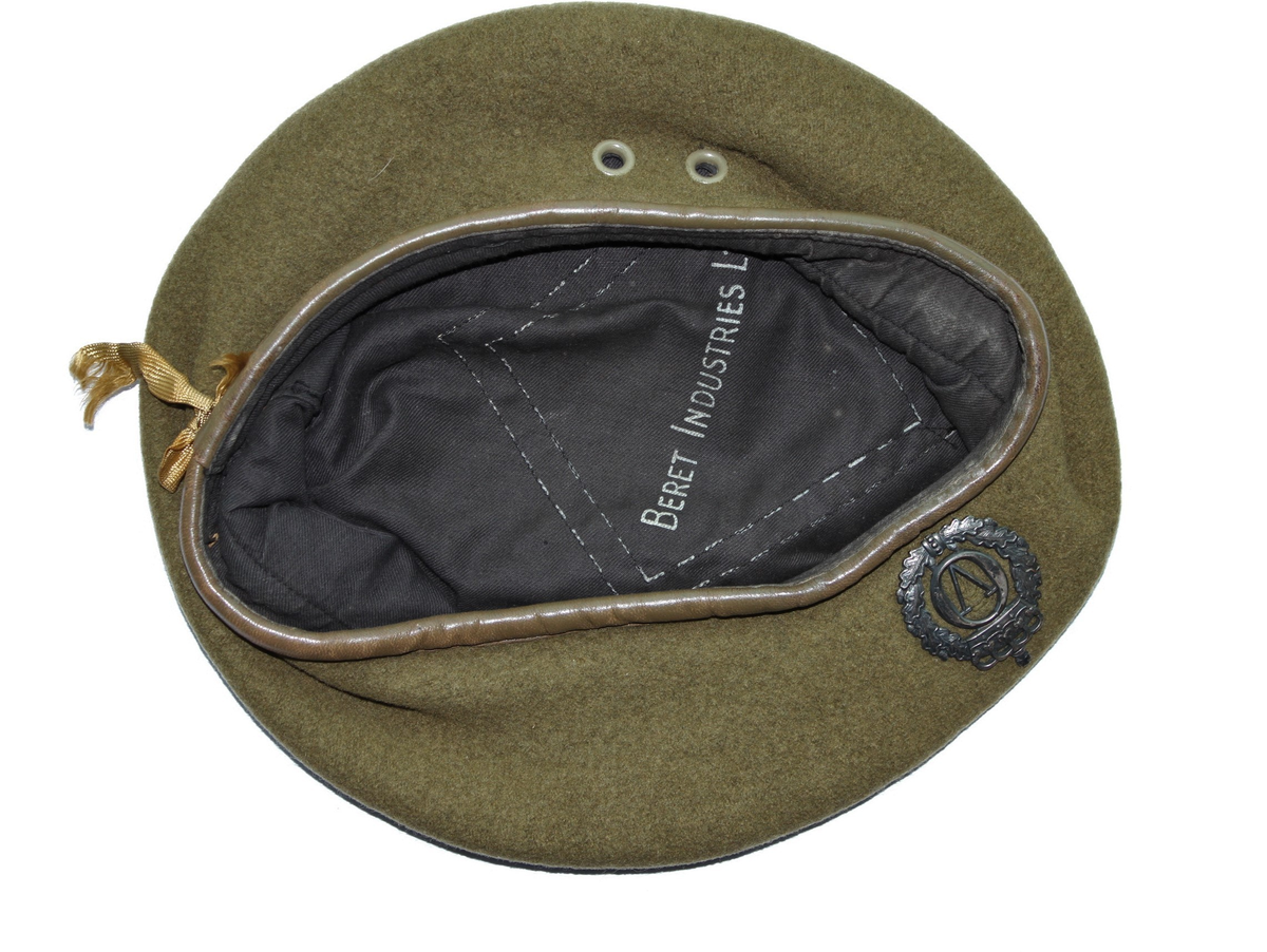 Militærgrønn beret, type Hær, med Olav V merke