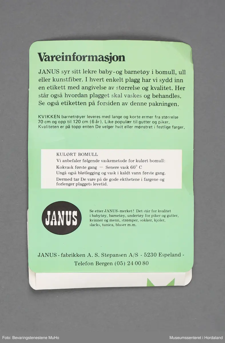 Plagget: Løver med ball i brunt, rødt og gult.
Emballasjen: Fargefoto av baby.