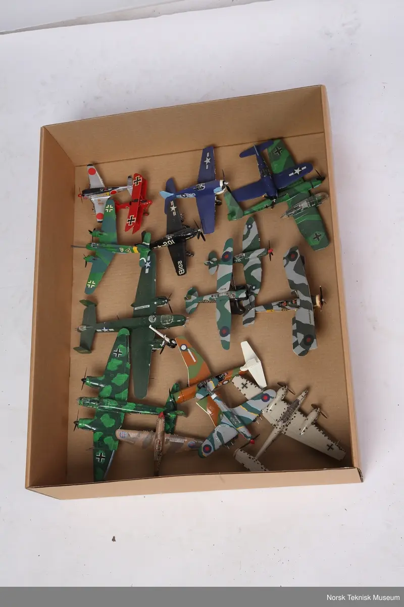 Flymodeller, i hovedsak modeller av militære fly, ca 72 stk.